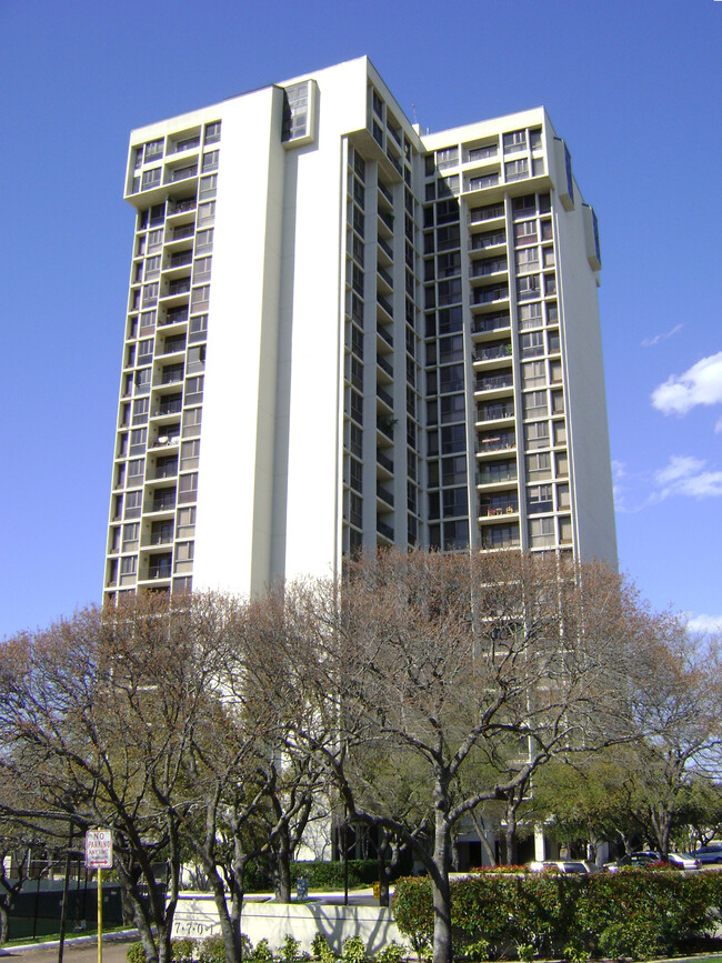 7701 Wurzbach Tower in San Antonio, TX - Foto de edificio - Building Photo