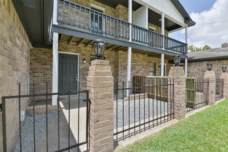 4506 Avenue L, Unit 2 in Santa Fe, TX - Foto de edificio - Building Photo