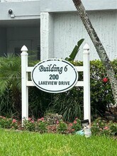 200 Lakeview Dr in Weston, FL - Building Photo - Building Photo