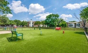 Addison Apartments at the Park in Addison, TX - Foto de edificio - Building Photo