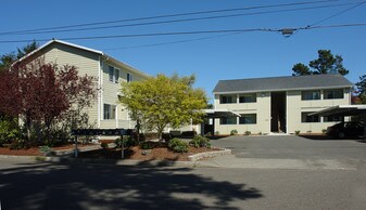1438 Maple St in Florence, OR - Building Photo