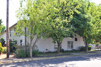 Nawikka Court in Portland, OR - Building Photo - Building Photo