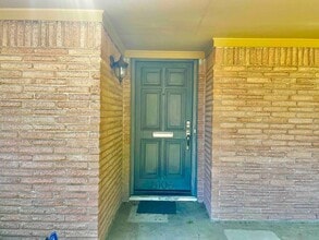 8106 Mullins Dr in Houston, TX - Building Photo - Building Photo