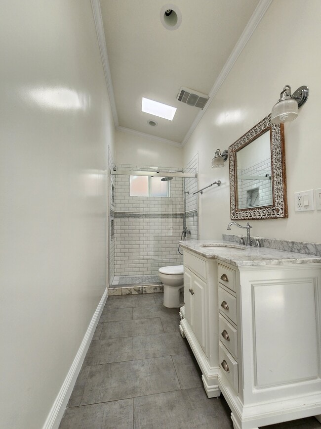 2127 Vine St, Unit 3/4 in Los Angeles, CA - Building Photo - Building Photo