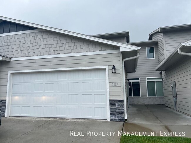 Modern Luxury: 3BR Townhome with Stylish F in Sioux Falls, SD - Foto de edificio - Building Photo