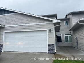 Modern Luxury: 3BR Townhome with Stylish Finishes, Spacious Interiors, and Attached Garage in Sioux Falls, SD - Building Photo - Building Photo