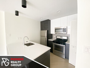 939 W Grace St, Unit 954B-201 in Chicago, IL - Foto de edificio - Building Photo