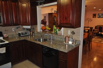 8 Sunflower Ct in Edison, NJ - Building Photo - Building Photo