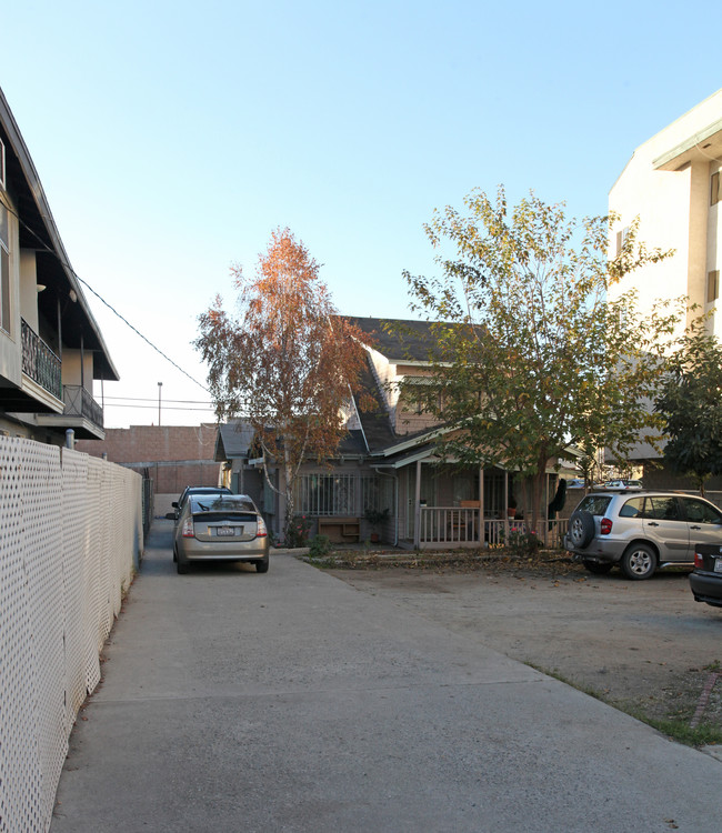 5340 Loma Lind Ave in Los Angeles, CA - Foto de edificio - Building Photo