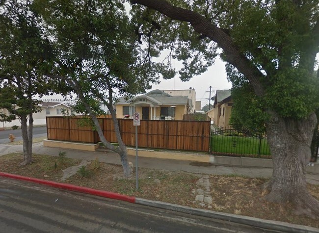 5207 S Budlong Ave in Los Angeles, CA - Foto de edificio - Building Photo