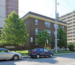 Queen's Court in Hamilton, ON - Building Photo - Building Photo