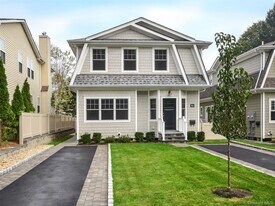 30 Dunes Ln in Port Washington, NY - Building Photo