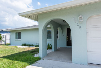 6819 11th Ave NW in Bradenton, FL - Foto de edificio - Building Photo