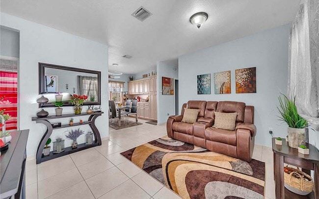 7567 N Augusta Dr in Hialeah, FL - Foto de edificio - Building Photo