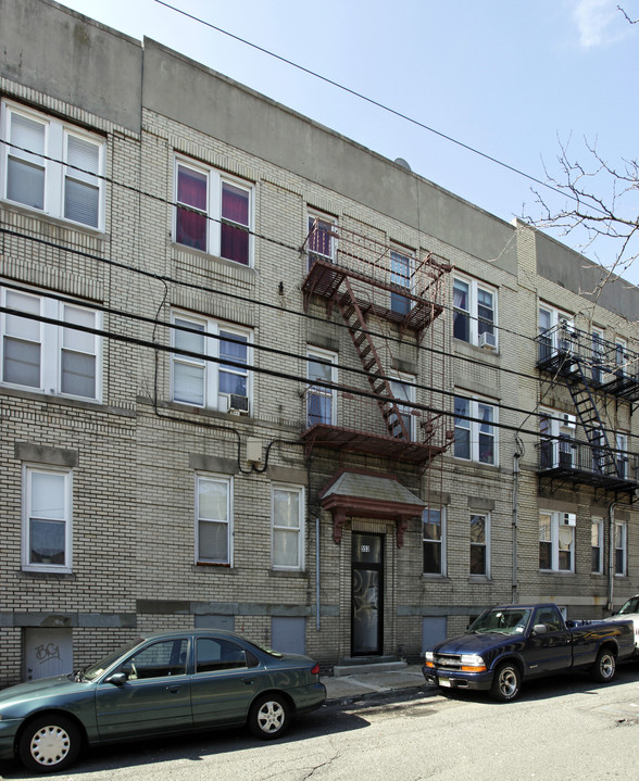 553 67th St in West New York, NJ - Building Photo