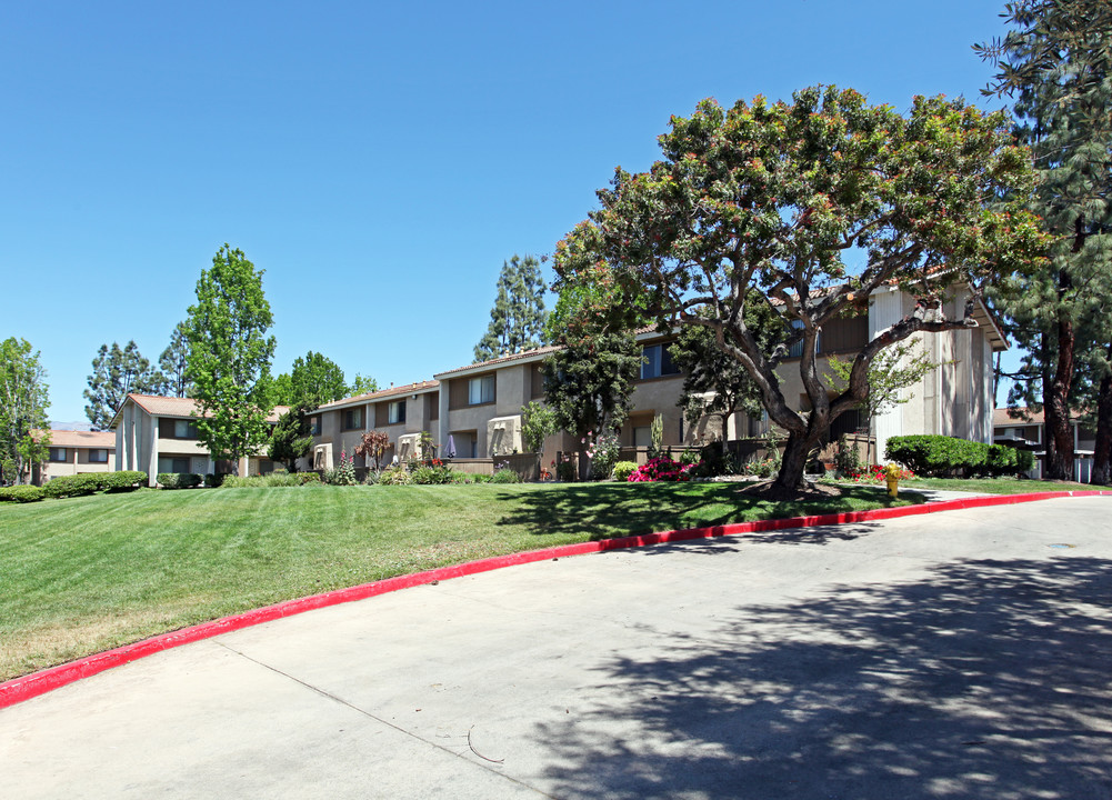 Covina Manor in Covina, CA - Building Photo