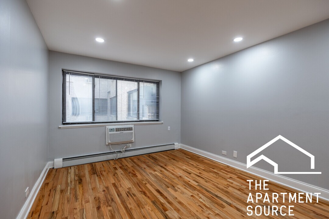 6954 N Sheridan Rd, Unit 206 in Chicago, IL - Building Photo