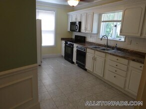 57 Riverdale St, Unit 1 in Boston, MA - Foto de edificio - Building Photo