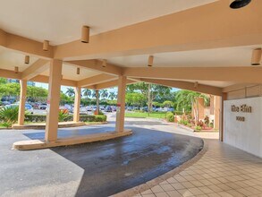 1000 St Charles Pl in Pembroke Pines, FL - Building Photo - Building Photo