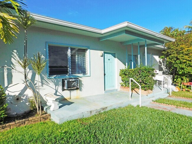 1247 Marseille Dr in Miami Beach, FL - Building Photo - Building Photo