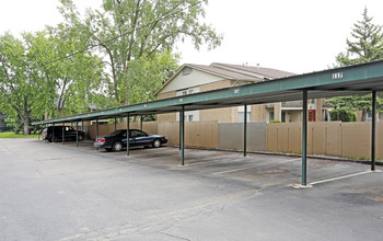 Pinewood Court Condominiums in Sterling Heights, MI - Building Photo - Building Photo
