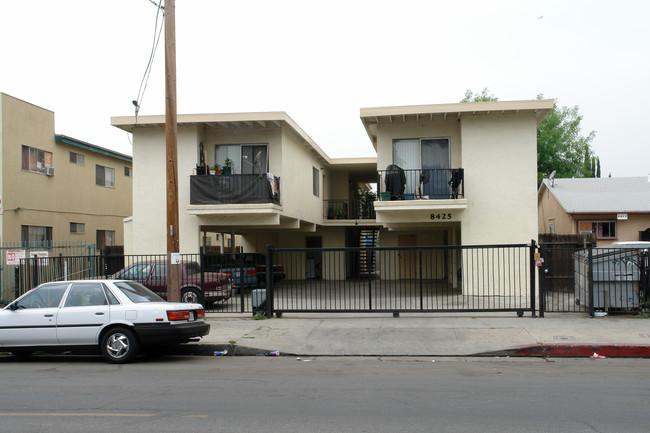 8425 WILLIS AV in Panorama City, CA - Building Photo - Building Photo