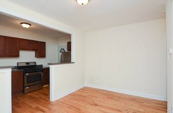 1102 W Wellington Ave, Unit 3 in Chicago, IL - Building Photo - Building Photo