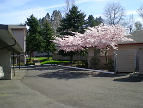 Village Manor Apartments in Portland, OR - Building Photo - Building Photo