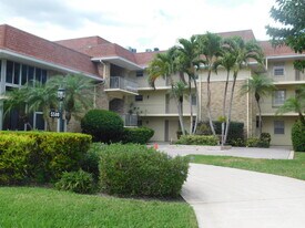 5500 Tamberlane Cir in Palm Beach Gardens, FL - Building Photo