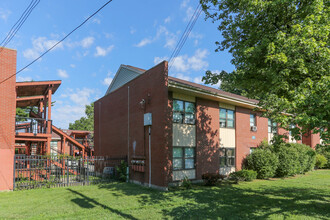 Maple Valley in Louisville, KY - Foto de edificio - Building Photo