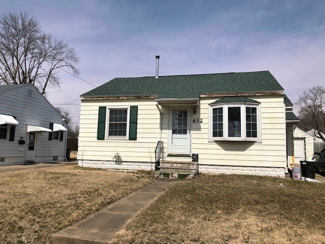 632 Newton St in Waterloo, IA - Building Photo