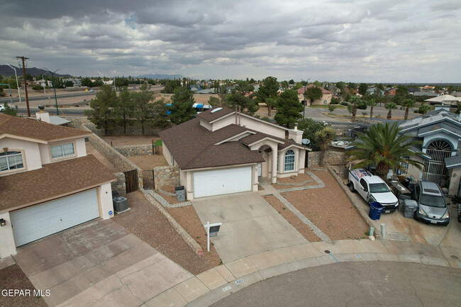 4569 Roberto Acosta in El Paso, TX - Foto de edificio - Building Photo