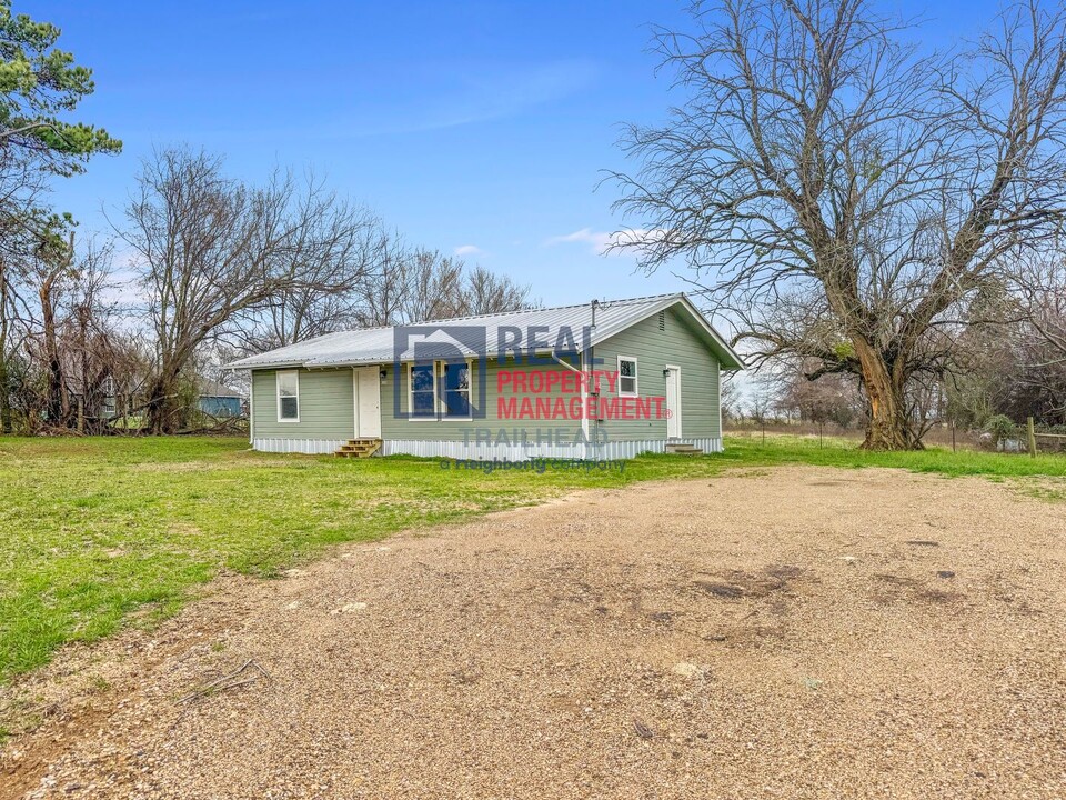 1509 Co Rd 3385 in Saltillo, TX - Building Photo