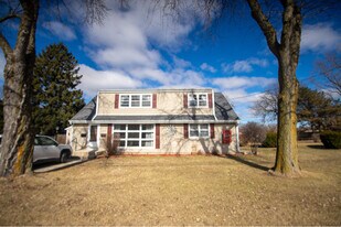 1402-1402 Summit Ave, Unit Upper in Waukesha, WI - Building Photo