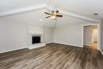 1134 Madlynne Dr in Cedar Hill, TX - Foto de edificio - Building Photo