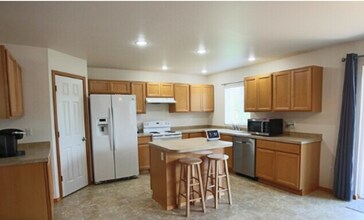 5502 Glenmore Vlg Dr SE in Olympia, WA - Building Photo - Building Photo