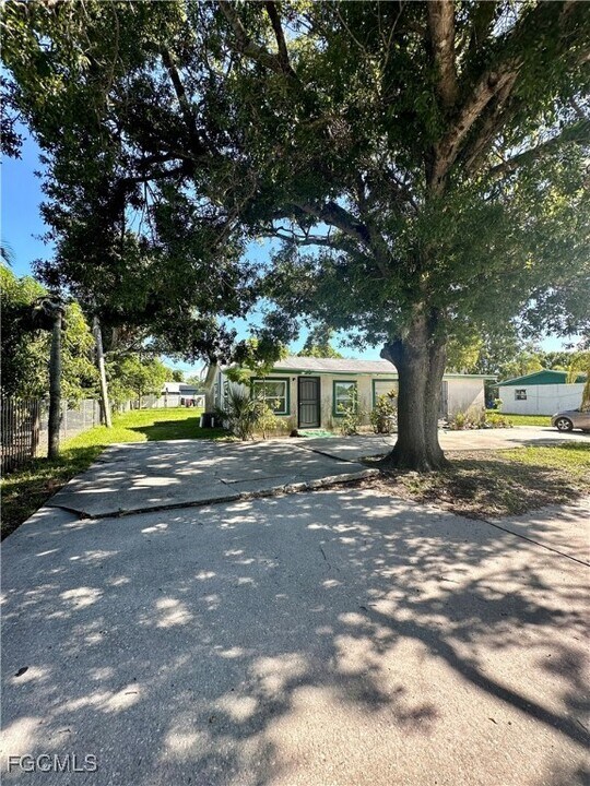 3326-3332-3332 Edison Ave in Ft. Myers, FL - Building Photo