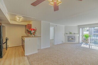 5535 Canoga Ave, Unit 203 in Woodland Hills, CA - Foto de edificio - Building Photo