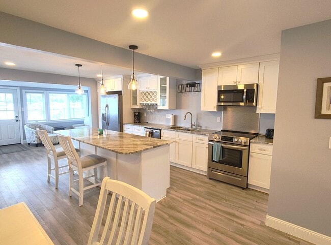 24 Logan St, Unit Unit C in Warwick, RI - Foto de edificio - Building Photo