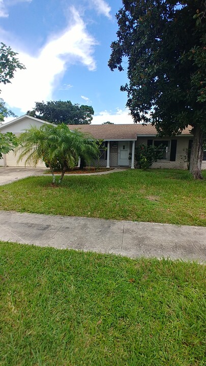 2731 Moss Grove Blvd in Orlando, FL - Building Photo