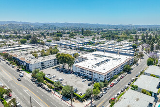 Tarzana Plaza in Tarzana, CA - Foto de edificio - Building Photo