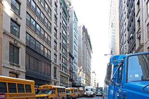 11 W 17th St in New York, NY - Building Photo