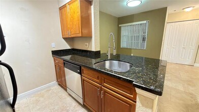 2803 N Oakland Forest Dr, Unit 203 in Oakland Park, FL - Foto de edificio - Building Photo