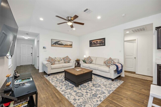 16684 Lonely Pines Dr in Conroe, TX - Foto de edificio - Building Photo