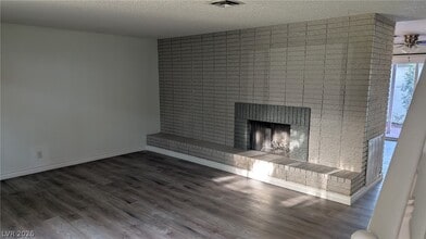 426 Greenbriar Townhouse Way in Las Vegas, NV - Building Photo - Building Photo