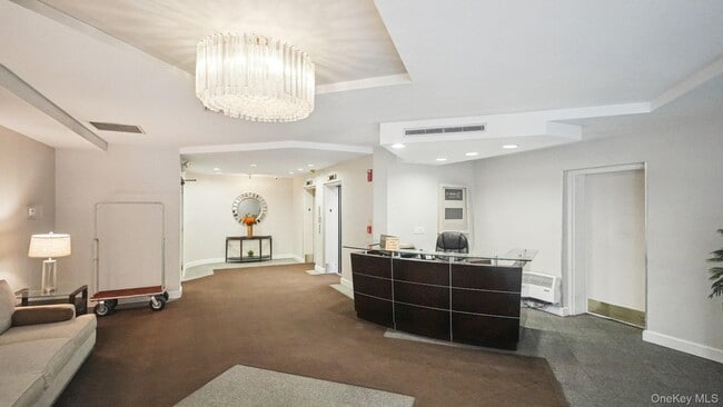 703 Pelham Rd in New Rochelle, NY - Building Photo - Building Photo