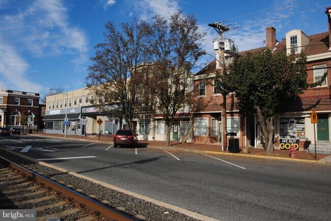 17 E Broad St-Unit -APT A in Burlington, NJ - Building Photo - Building Photo