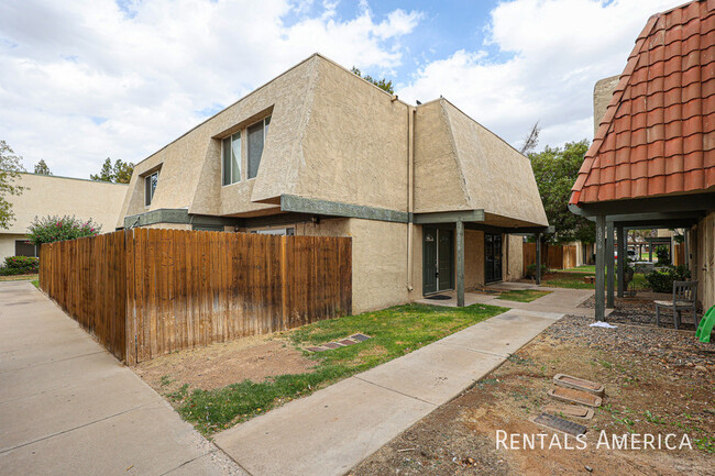 6058 W Golden Ln in Glendale, AZ - Building Photo - Building Photo