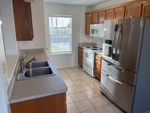 2404 Thomas St in Taylor, TX - Building Photo - Building Photo