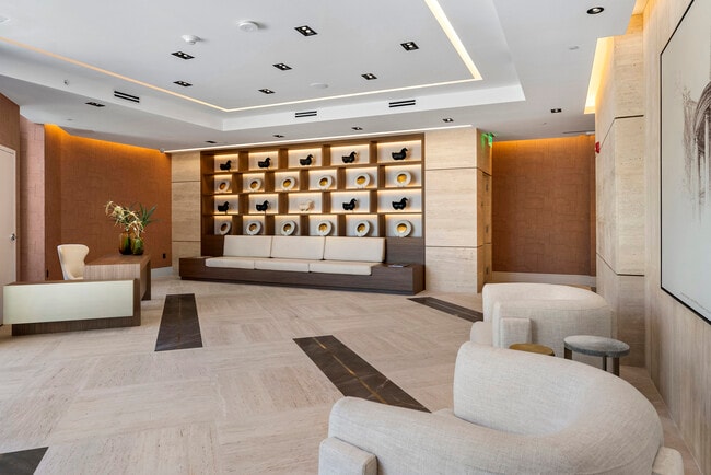 701 Valencia in Coral Gables, FL - Foto de edificio - Building Photo